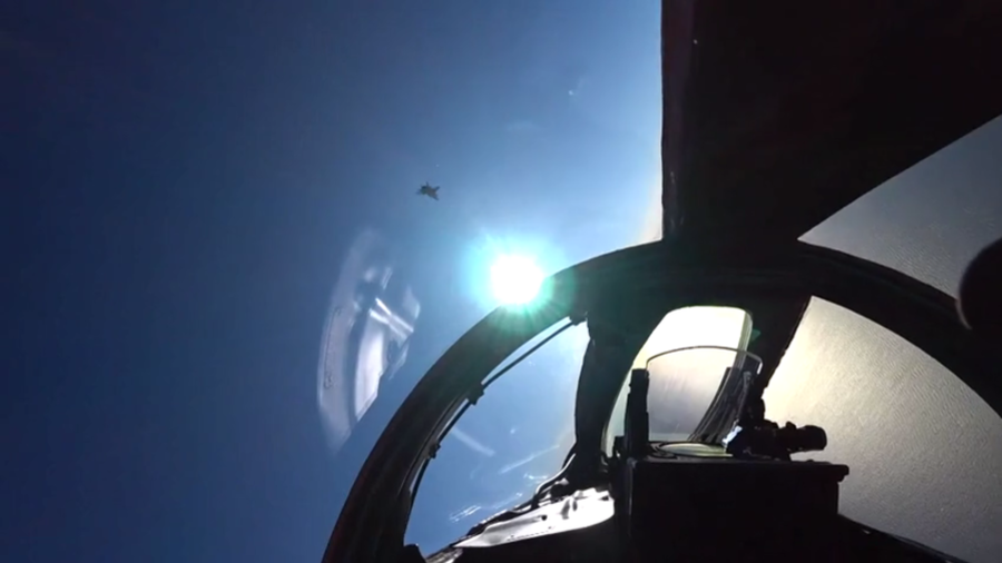 Russian supersonic MiG-31s face off in stratosphere training (VIDEO)