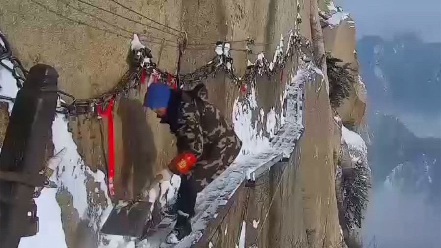 Chinese snow sweeper clears skywalk at dizzying 2,000 meters height (VIDEO)
