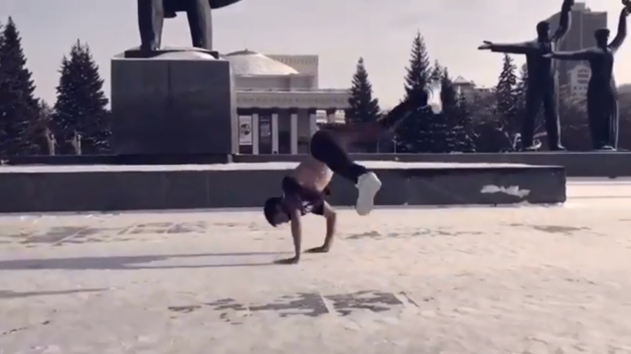 Freezing streets, red-hot moves: Russian breakdance team braves -29C (VIDEO)