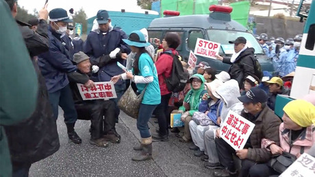 Trucks v protesters: Okinawa police forcibly remove anti-US base sit-in (VIDEO)