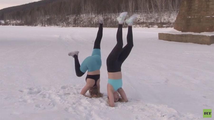 Cool moves: Russian girls do yoga in the snow (VIDEO)