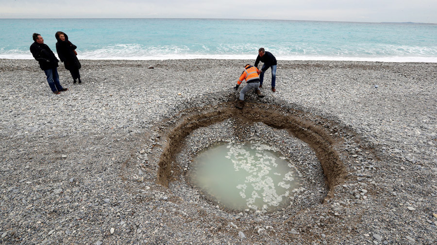 ‘Geyser? Volcano?’ Locals puzzled by mystery sinkhole at Nice beach (PHOTO)