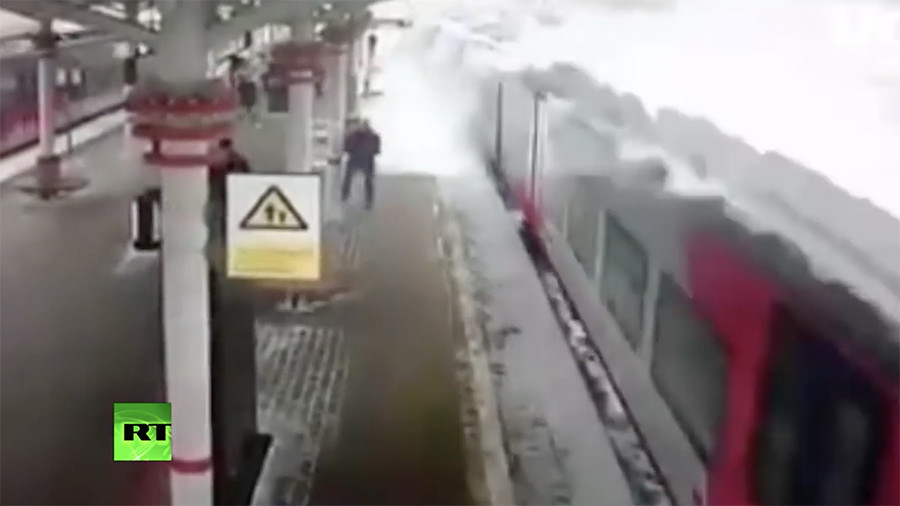 Snowmobile: ‘Avalanche’ engulfs Moscow train station (VIDEO)