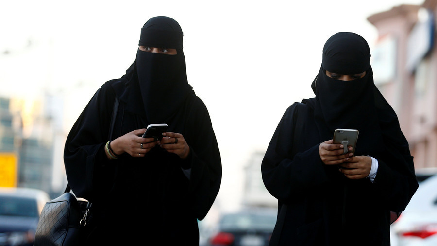 Saudi cleric says women shouldn’t be forced to wear abayas