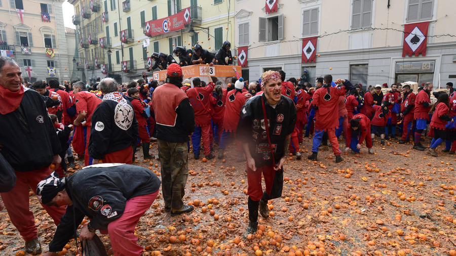 Italian ‘noblemen & commoners’ beat the pulp out of each other in annual Battle of Oranges (VIDEO)