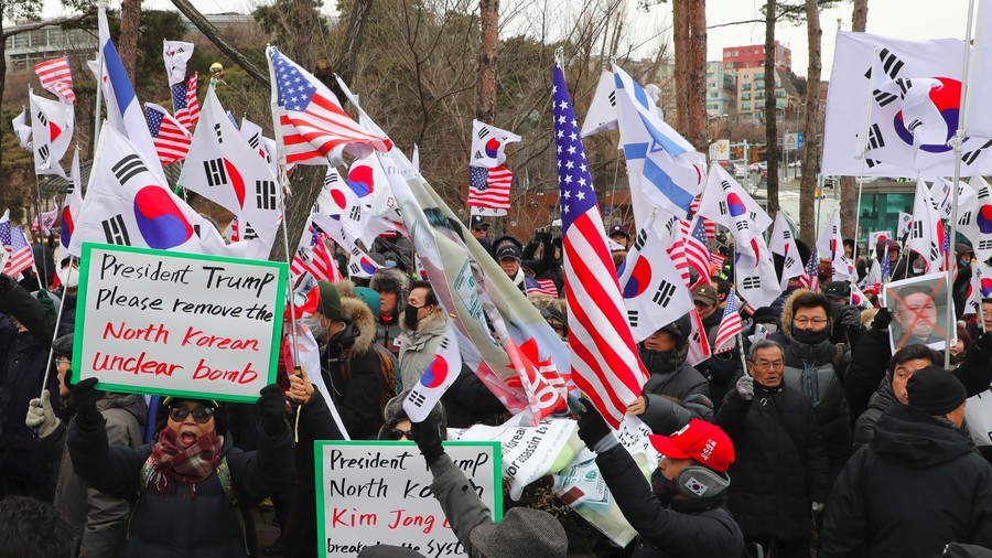 Seoul police scuffle with protesters burning Kim Jong-un portraits & N. Korean flags (VIDEO)