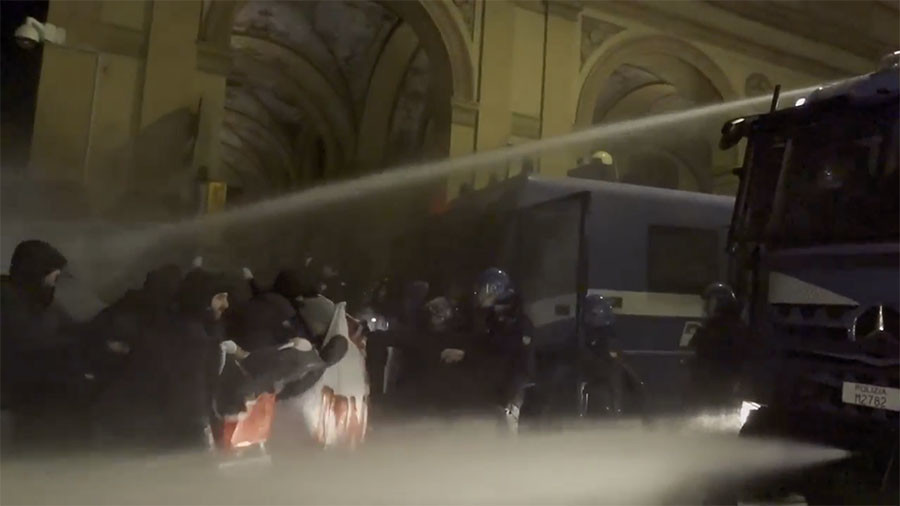 Anti-fascists clash with police as far-right demonstrators take to Italian streets (VIDEOS)