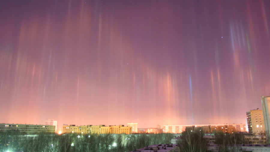 Spectacular light pillars illuminate St. Petersburg skies (PHOTOS)