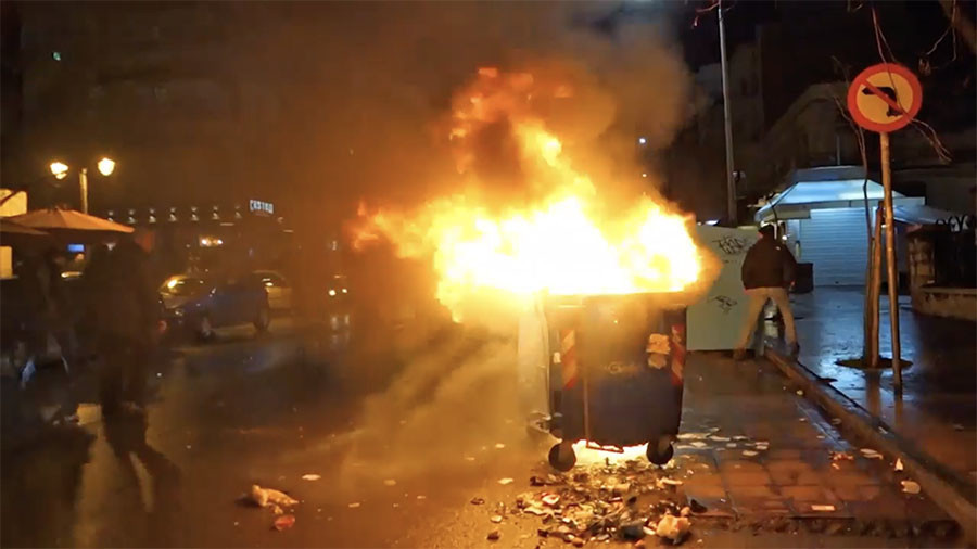 Enraged soccer fans torch bins, clash with police in Greece (VIDEO)  
