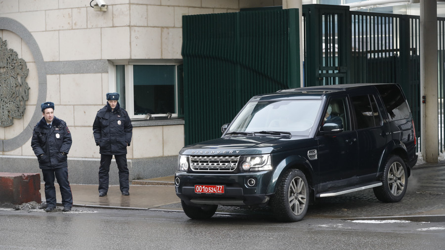 Convoy departs British Embassy in Moscow ahead of diplomat expulsion deadline (VIDEO)
