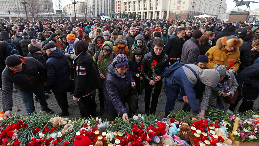 Thousands across Russia commemorate victims of deadly Kemerovo mall fire (VIDEO)