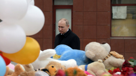 ‘One wants not to cry, but wail': Putin visits scene of Kemerovo mall inferno (VIDEO) 