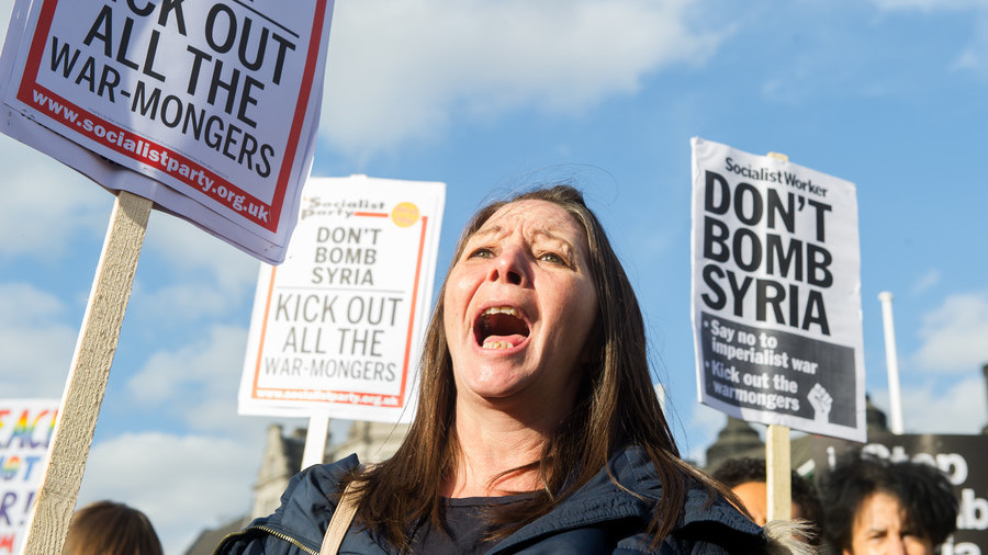 'Huge mistake’: Hundreds protest outside Downing Street over British intervention in Syria (VIDEO)