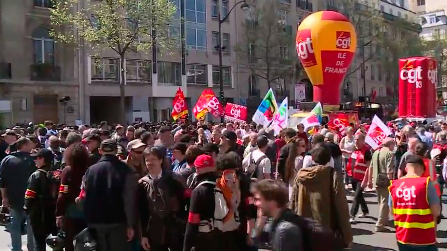 Police deploy water cannon during clashes at Macron labor reform protests in Paris (PHOTOS)