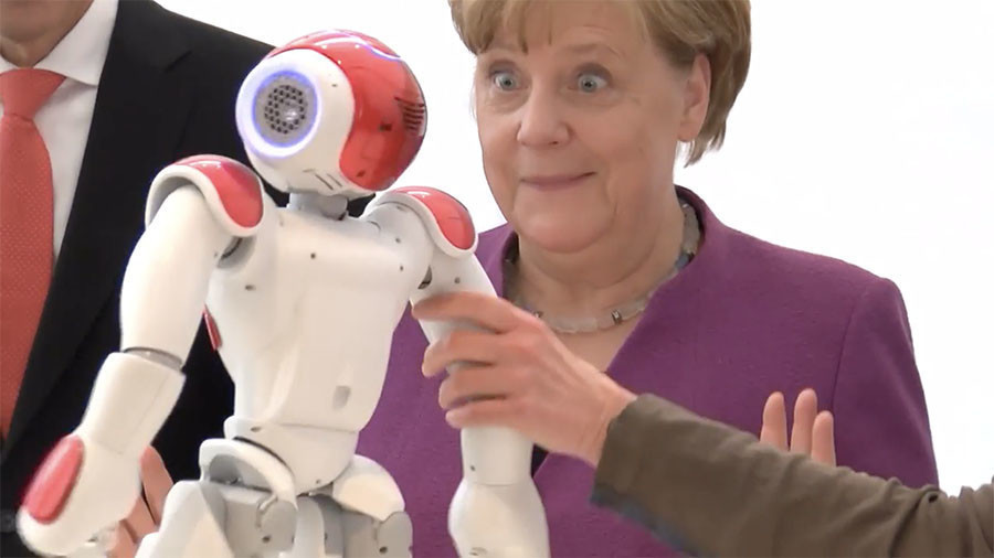 Merkel gets goofy while toying with robot at German Chancellery (VIDEO)