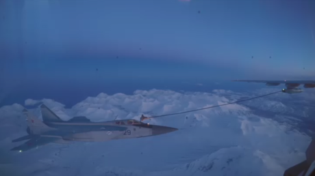Pit stop at 23,000ft: MiG-31 performs nighttime mid-air refueling (VIDEO)