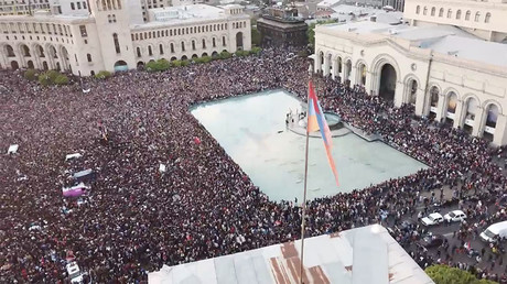 Drone captures scores of Armenian protesters as PM Sargsyan steps down (VIDEO)