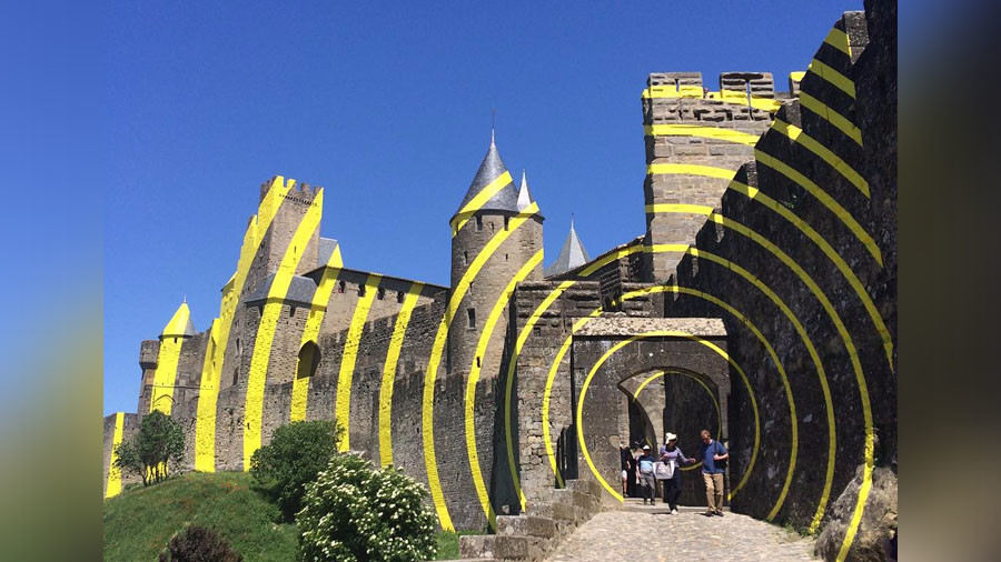 ‘Real horror’: ‘Eccentric’ artwork on iconic French castle enrages locals (PHOTOS)