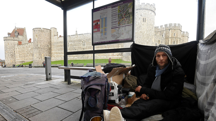 Sleeping next to royals: Windsor’s homeless struggle on amid Harry & Meghan wedding hysteria (VIDEO)