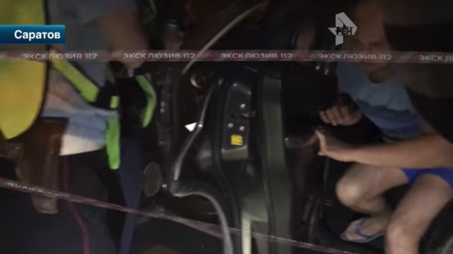 Party like a Russian... minister? Saratov officials caught drunk & half-naked inside state-owned car
