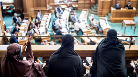 Danish MPs greenlight ban on wearing burqa & niqab in public