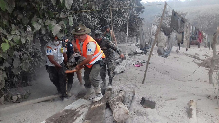 Thousands flee lava & ash fallout after deadly Guatemala volcano eruption (VIDEOS)