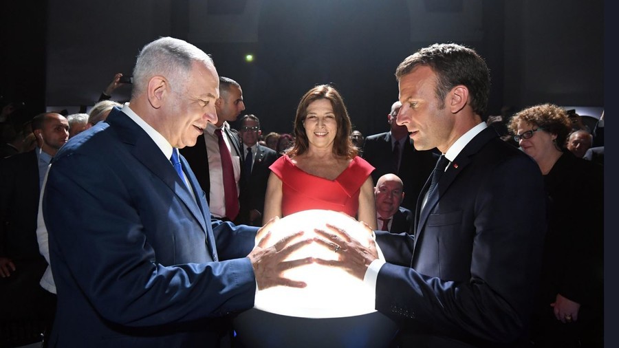 Return of the orb: Why are Netanyahu and Macron clasping glowing globe? (PHOTO)