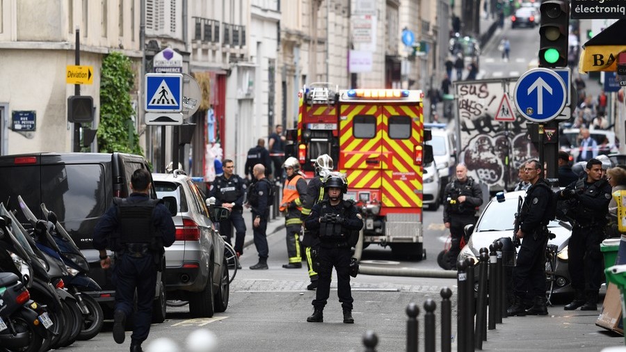 Paris hostage crisis: Suspect arrested after holding 3 hostage & making bomb threat 