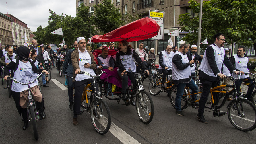  What in God’s name? Rabbi, imam & pastor share rickshaw to promote tolerance in Berlin (PHOTOS)