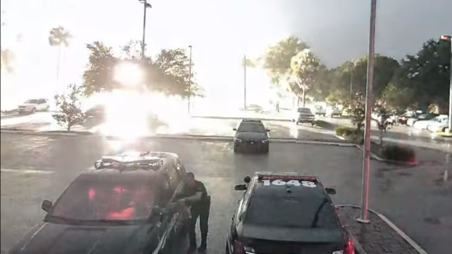 Lightning strike narrowly misses Florida officer in CCTV footage (VIDEO)