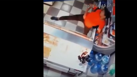 Dinner dance: Thief waltzes away with supermarket meal (VIDEO)