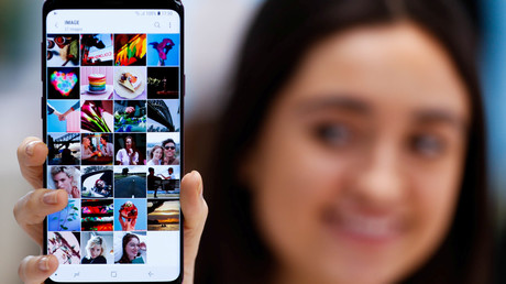 Photobombing your love life? Your Samsung may send phone pics to your girlfriend