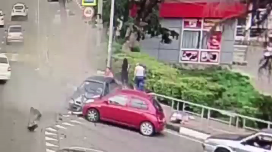 1 killed, several injured as car hits people in Sochi, Russia, driver presumably fell asleep (VIDEO)