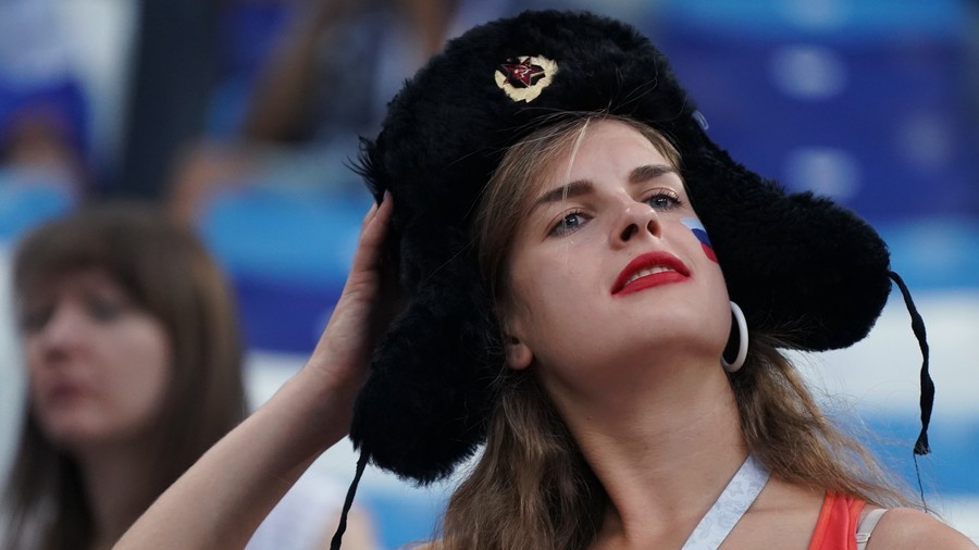 Stinky Russian men inferior to ‘gallant’ visiting fans, UK reporter says in cliche-ridden piece