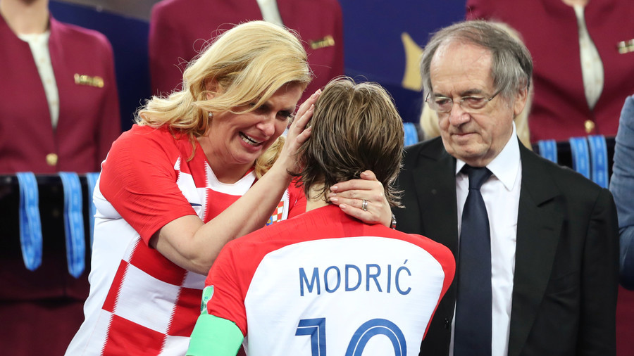 Emotional Croatian leader Grabar-Kitarovic consoles Modric after World Cup final defeat (PHOTOS)