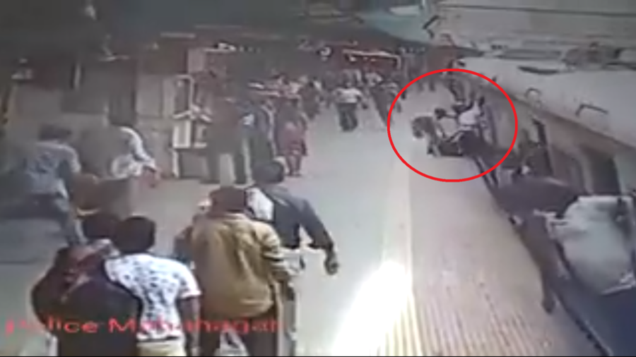 Horrified passengers rush to save woman dragged by moving train (VIDEO)