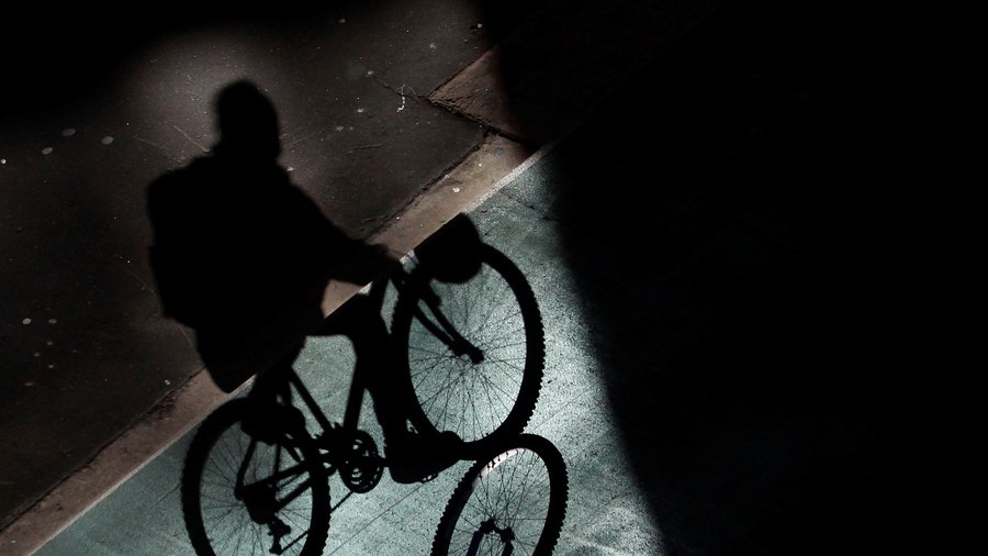 ‘Tour de France’ copper nabs suspected vandal using man’s own bicycle (VIDEO)