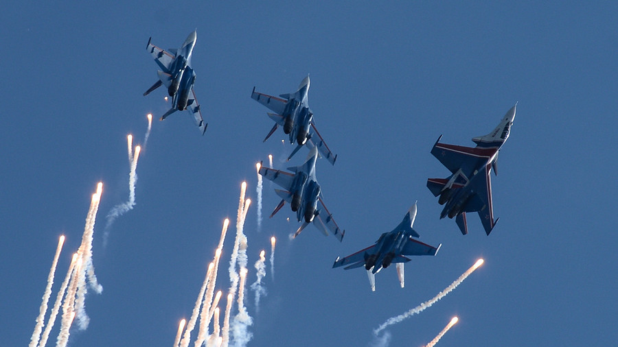 Russian military jets & helicopters amaze crowd with spectacular stunts (VIDEO)