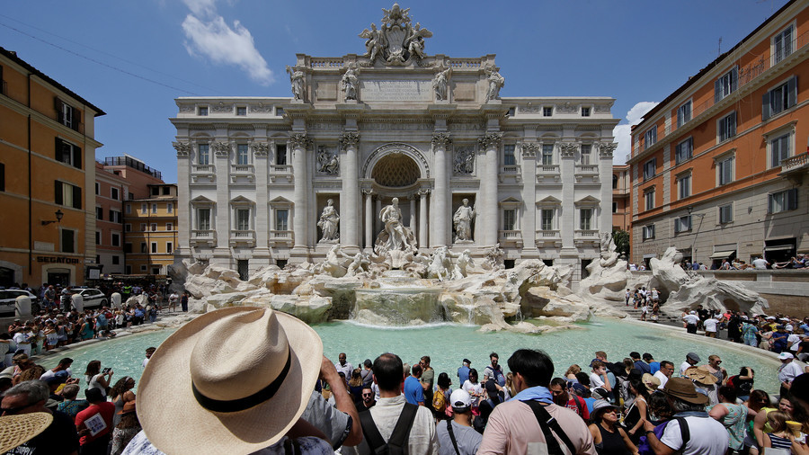 Tourists brawl over selfie hotspot at Rome’s Trevi Fountain (PHOTOS)
