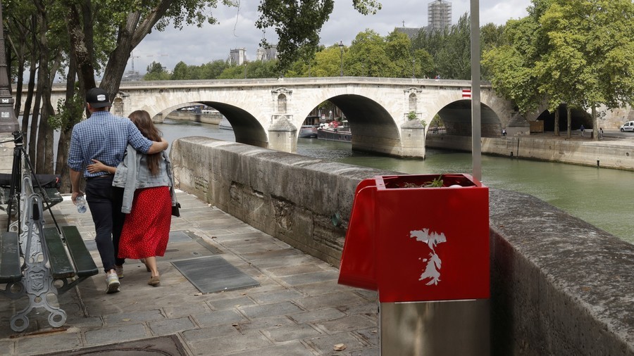 ‘Elegant crap’: Paris urinal project turns into social media pissing contest 
