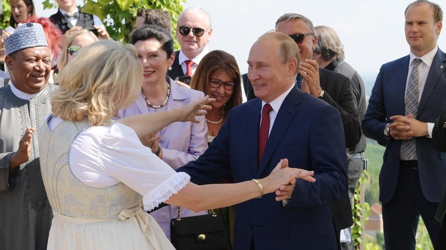 VIDEO shows Putin dancing with Austrian FM, delivering toast in German at her wedding