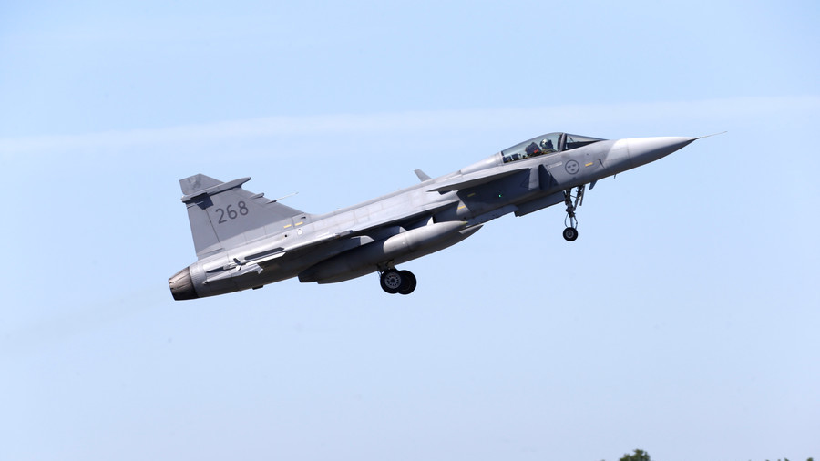 Swedish fighter jet crashes after collision with birds