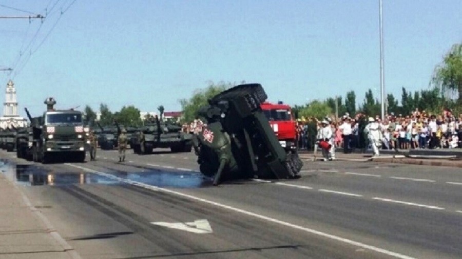 Tank flips over after military parade in Russian city of Kursk (VIDEO