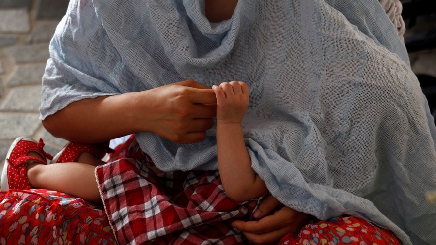 Author gets online hate for comparing public breastfeeding to ‘urinating in the street’ (VIDEO)