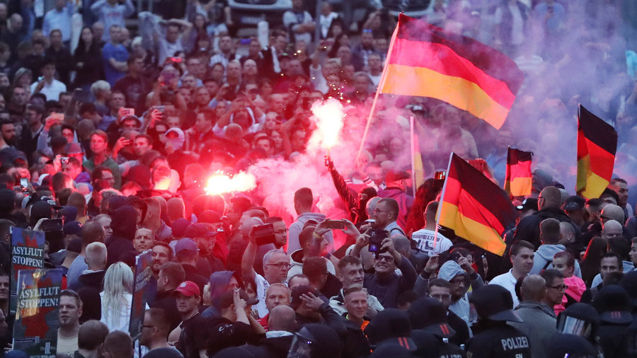 20 police & protesters injured in Chemnitz as mayhem over German man’s death hits 2nd day (VIDEO)