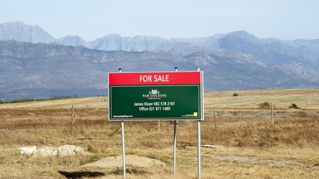 ‘Panicking’ white farmers putting land up for sale in South Africa – report