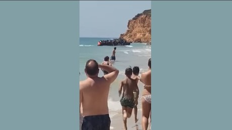 Migrants land on Spanish beach, tourists joke ‘they’re heading for an all-inclusive’ hotel (VIDEO)