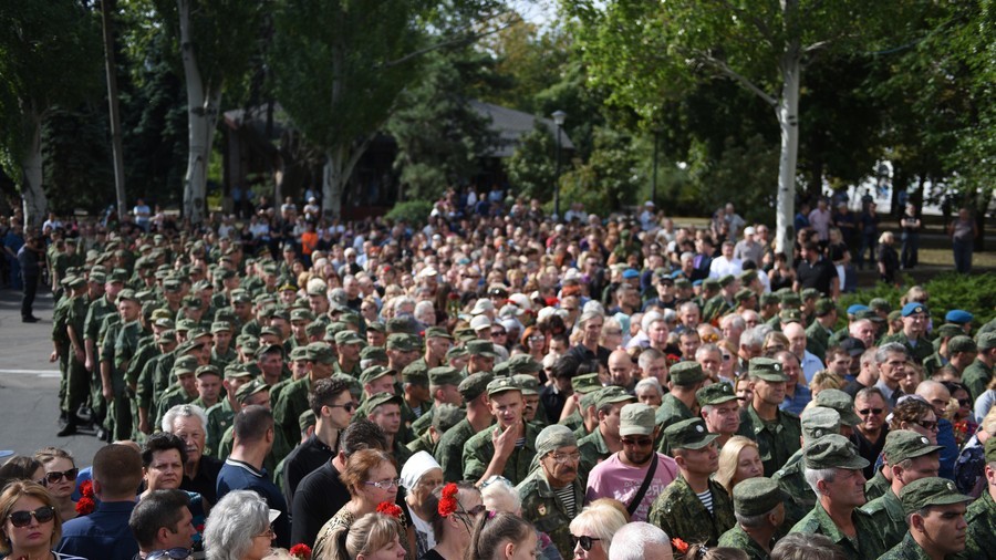 ‘The city is orphaned’: 120,000 mourners bid farewell to murdered Donbass leader in Donetsk (PHOTOS)