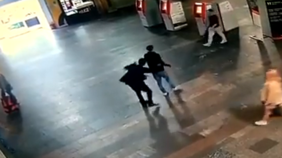 Shocking VIDEO shows man stabbing random passerby at Moscow rail station