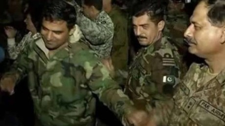 Indian & Pakistani army troops join together for Bollywood dance party (VIDEO)